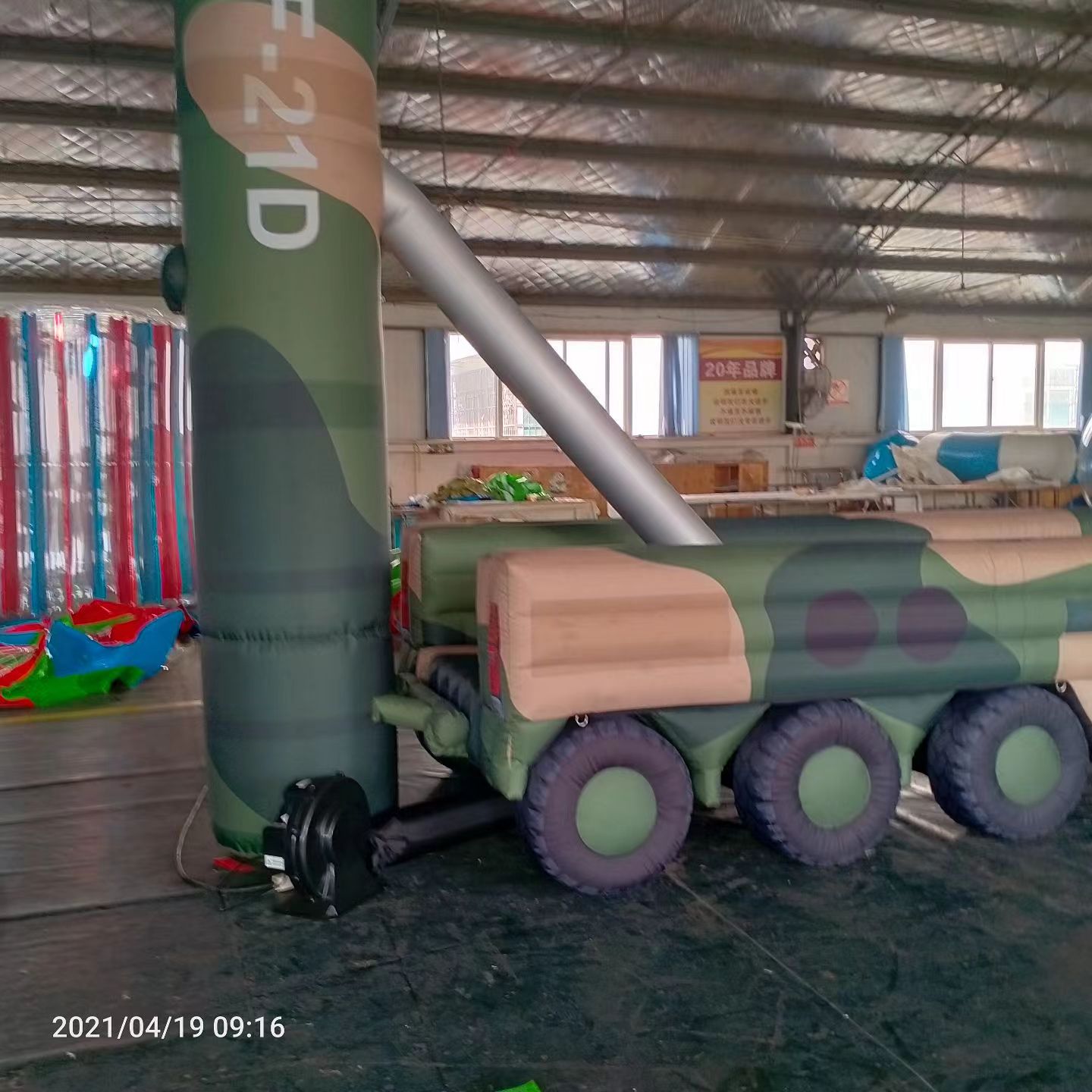 铜鼓军事演习中的充气目标车辆：模拟发射车雷达车坦克飞机